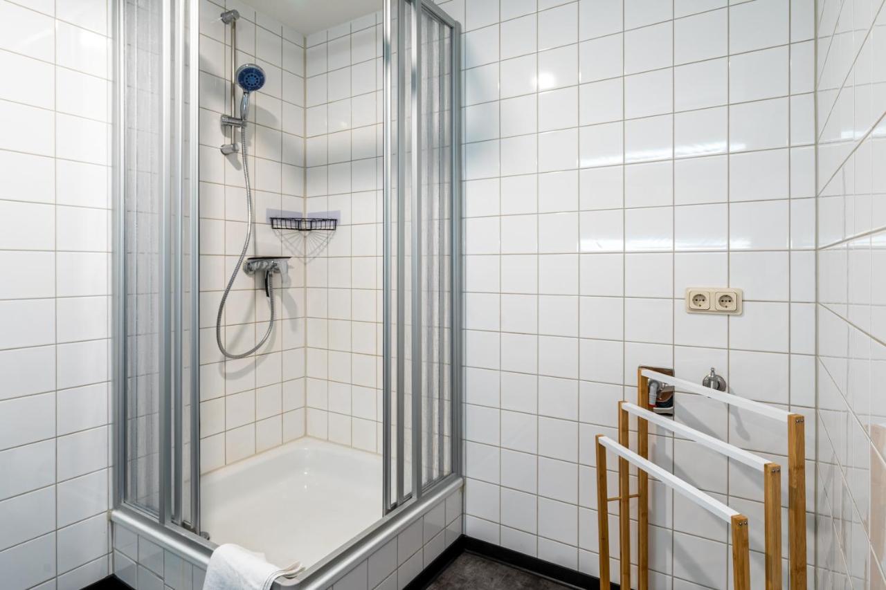 Gemuetliche 2-Zimmer Wohnung - Balkon - Parkplatz - Smart Tv - Arbeitsplatz Фридберг Екстериор снимка